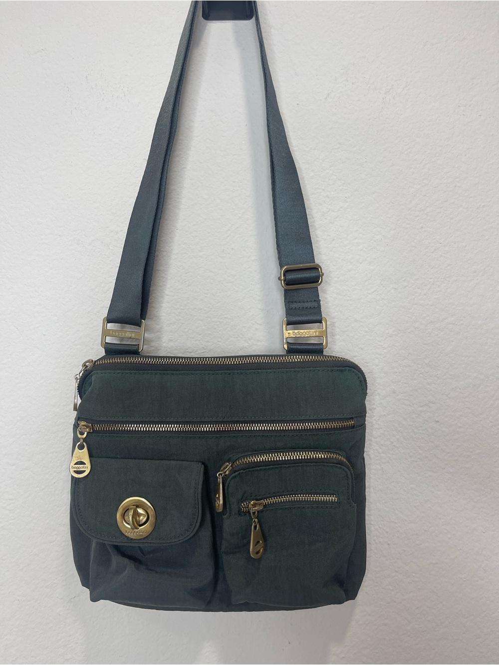 Baggallini Crossbody Shoulder Bag in Dark Green/Gray with Gold Hardware